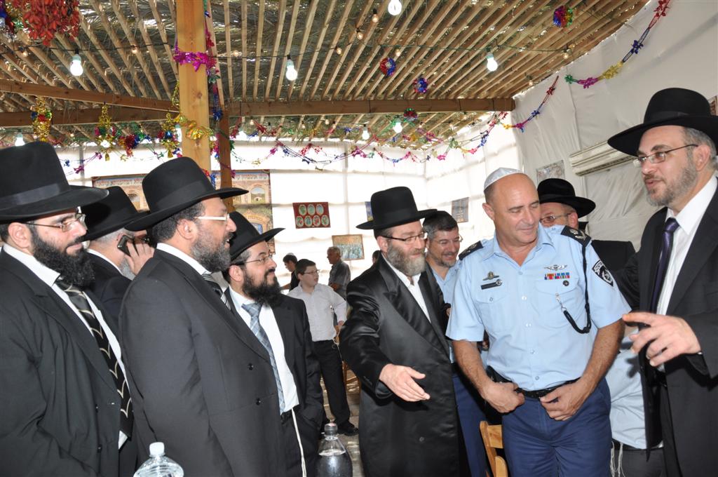 גלריה, וידאו: בסוכה של ראש העיר בני-ברק