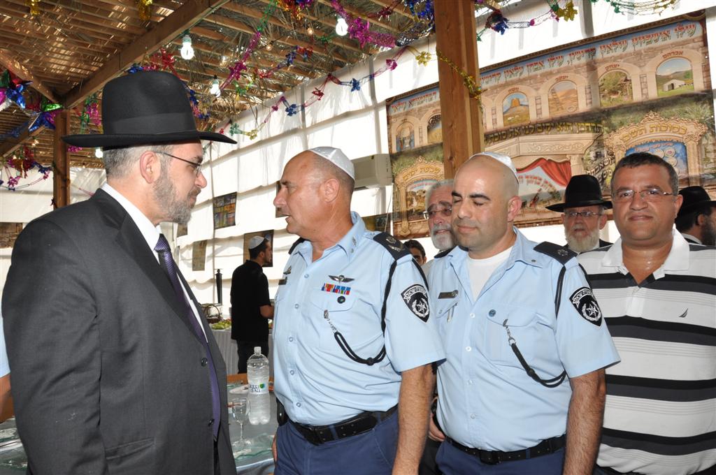 גלריה, וידאו: בסוכה של ראש העיר בני-ברק