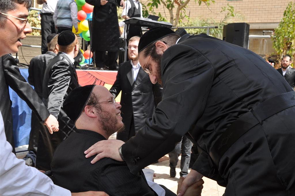 רק אצל החרדים: 1,000 איש משמחים חולה אחד