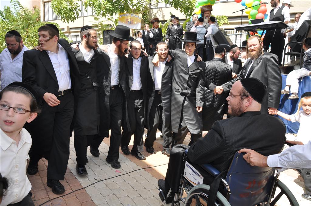 רק אצל החרדים: 1,000 איש משמחים חולה אחד