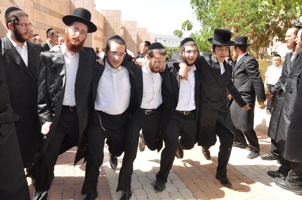 רק אצל החרדים: 1,000 איש משמחים חולה אחד