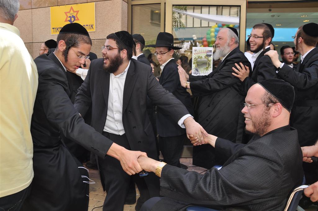 רק אצל החרדים: 1,000 איש משמחים חולה אחד