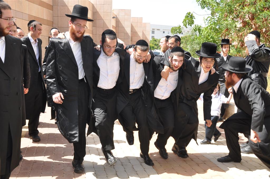 רק אצל החרדים: 1,000 איש משמחים חולה אחד