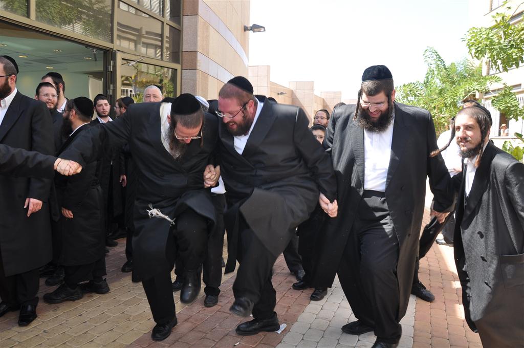 רק אצל החרדים: 1,000 איש משמחים חולה אחד