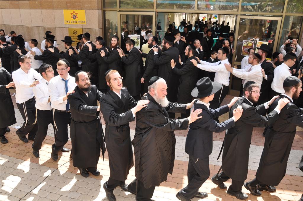 רק אצל החרדים: 1,000 איש משמחים חולה אחד