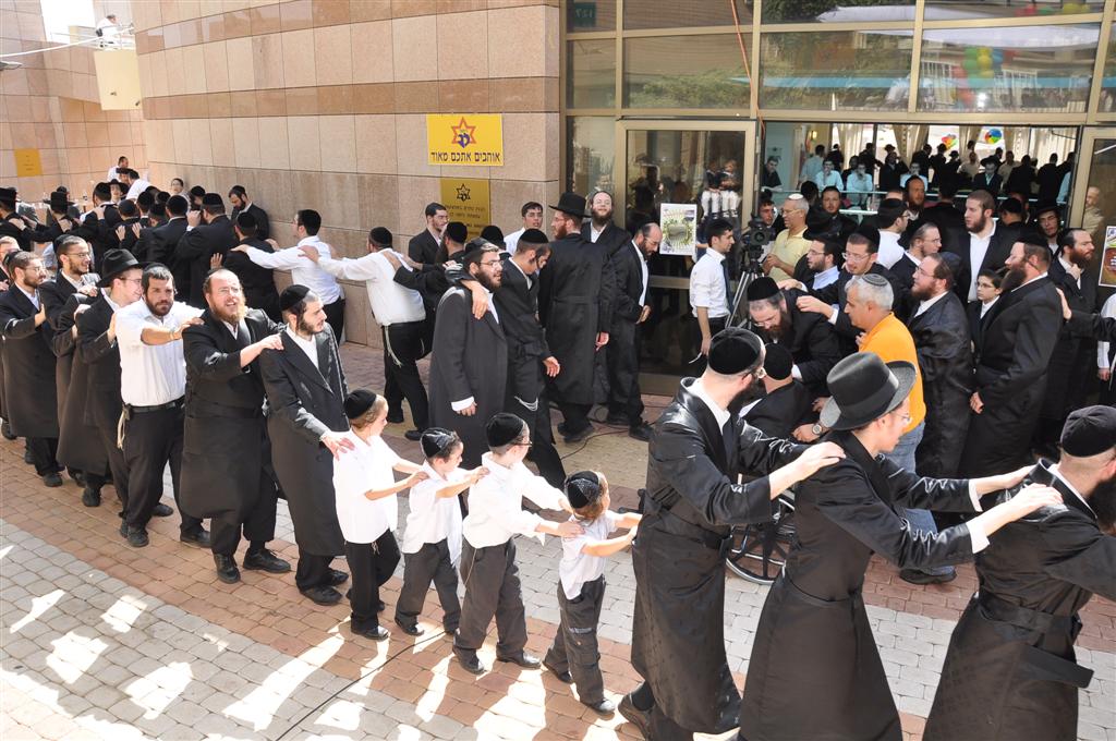 רק אצל החרדים: 1,000 איש משמחים חולה אחד