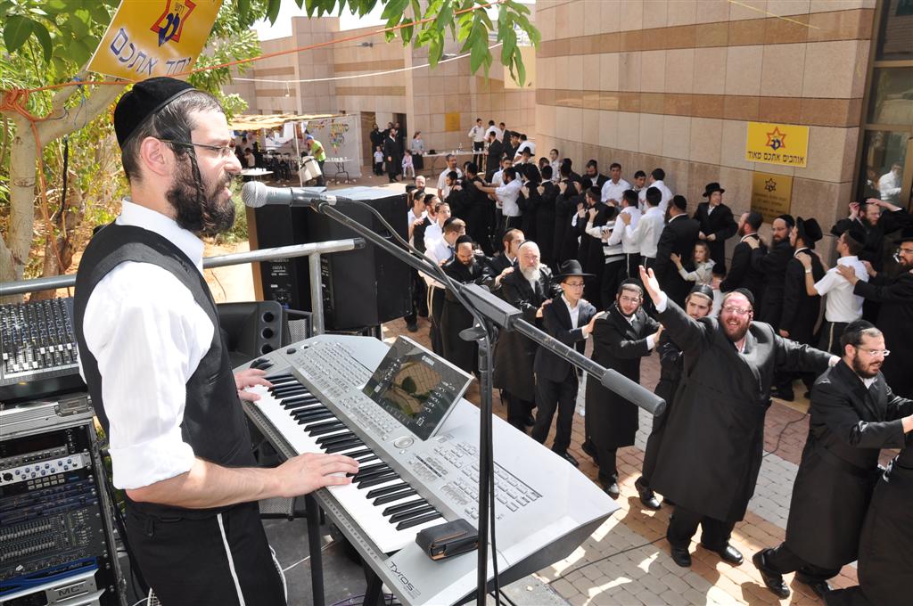 רק אצל החרדים: 1,000 איש משמחים חולה אחד