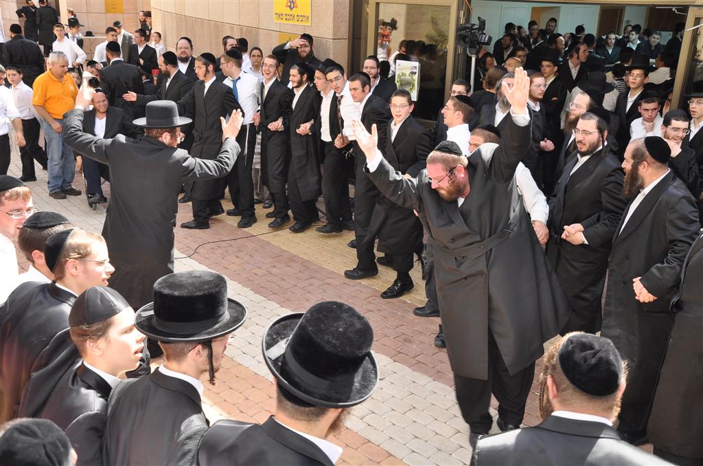 רק אצל החרדים: 1,000 איש משמחים חולה אחד
