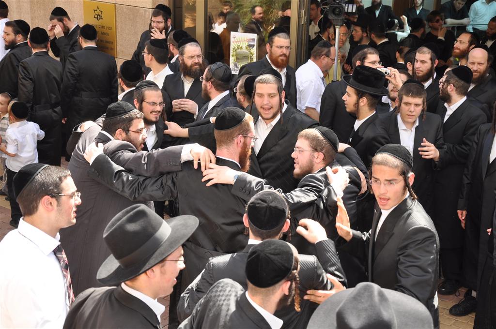 רק אצל החרדים: 1,000 איש משמחים חולה אחד