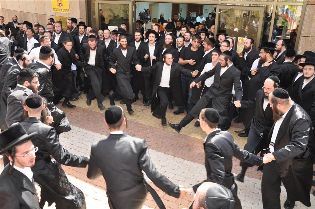 רק אצל החרדים: 1,000 איש משמחים חולה אחד