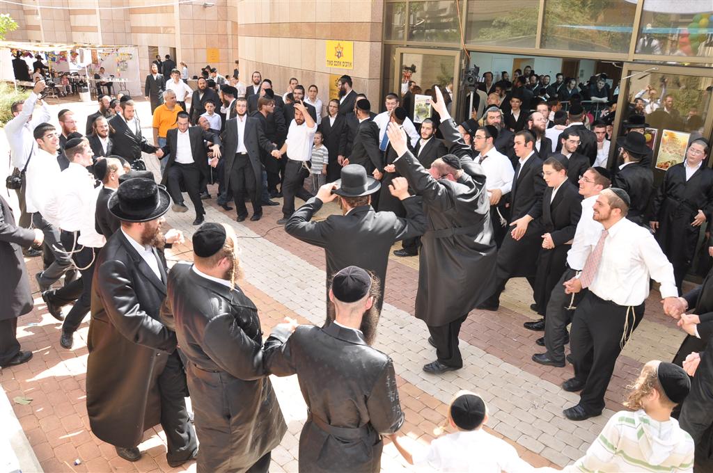 רק אצל החרדים: 1,000 איש משמחים חולה אחד