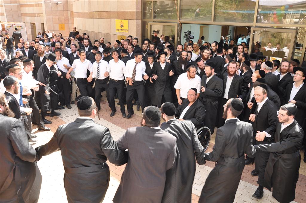 רק אצל החרדים: 1,000 איש משמחים חולה אחד