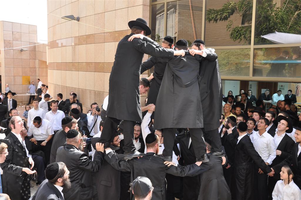 רק אצל החרדים: 1,000 איש משמחים חולה אחד