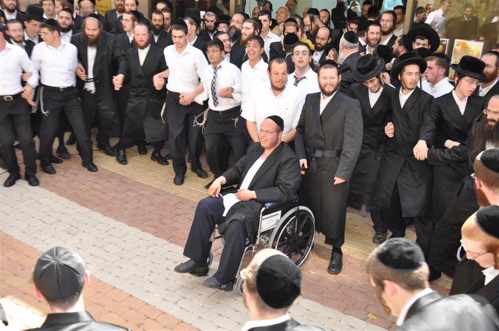 רק אצל החרדים: 1,000 איש משמחים חולה אחד