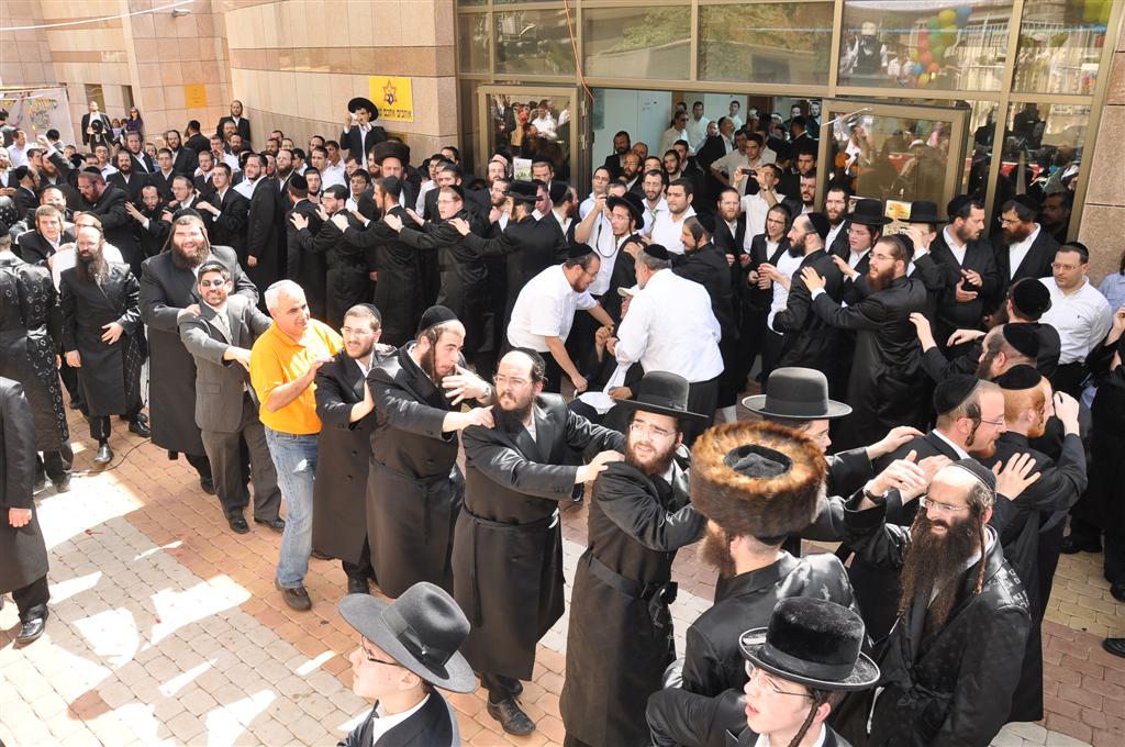 רק אצל החרדים: 1,000 איש משמחים חולה אחד