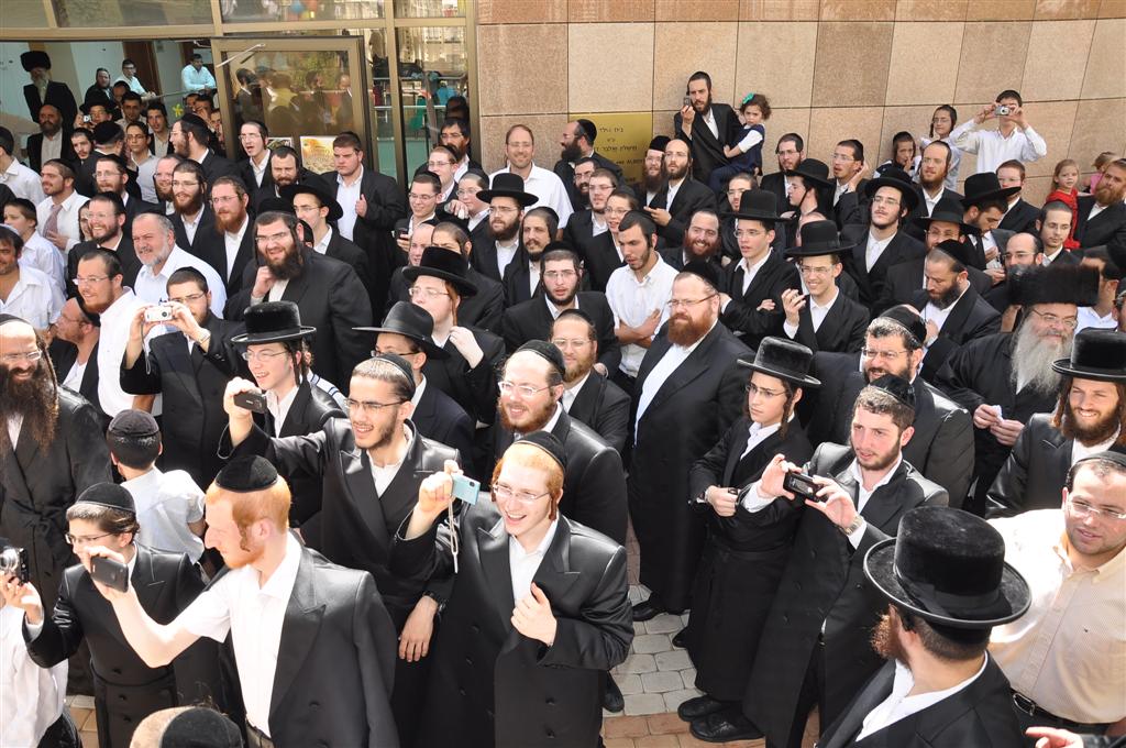 רק אצל החרדים: 1,000 איש משמחים חולה אחד