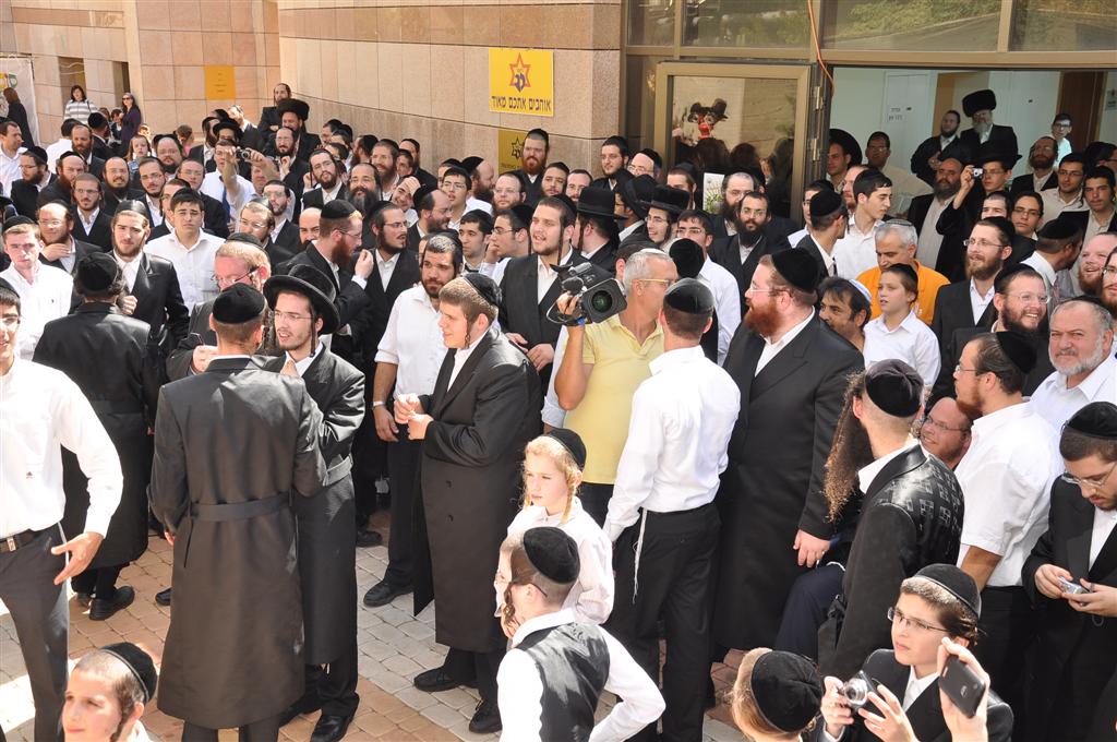 רק אצל החרדים: 1,000 איש משמחים חולה אחד