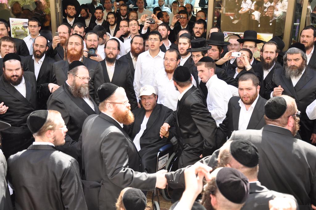 רק אצל החרדים: 1,000 איש משמחים חולה אחד