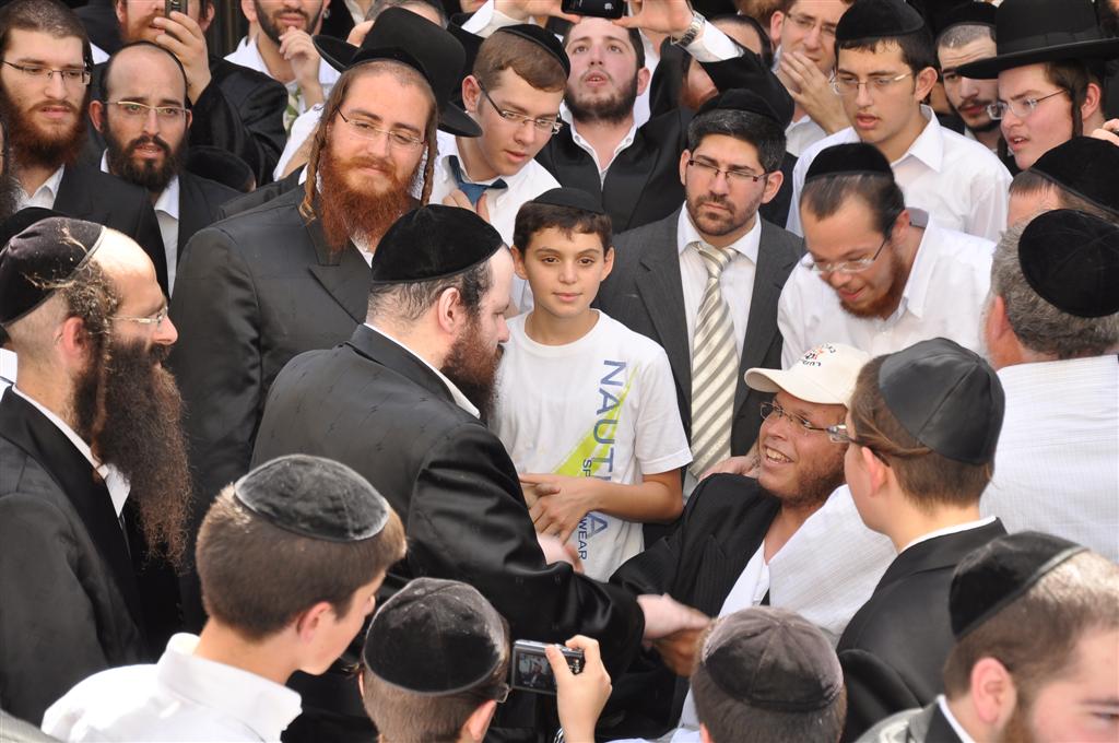 רק אצל החרדים: 1,000 איש משמחים חולה אחד