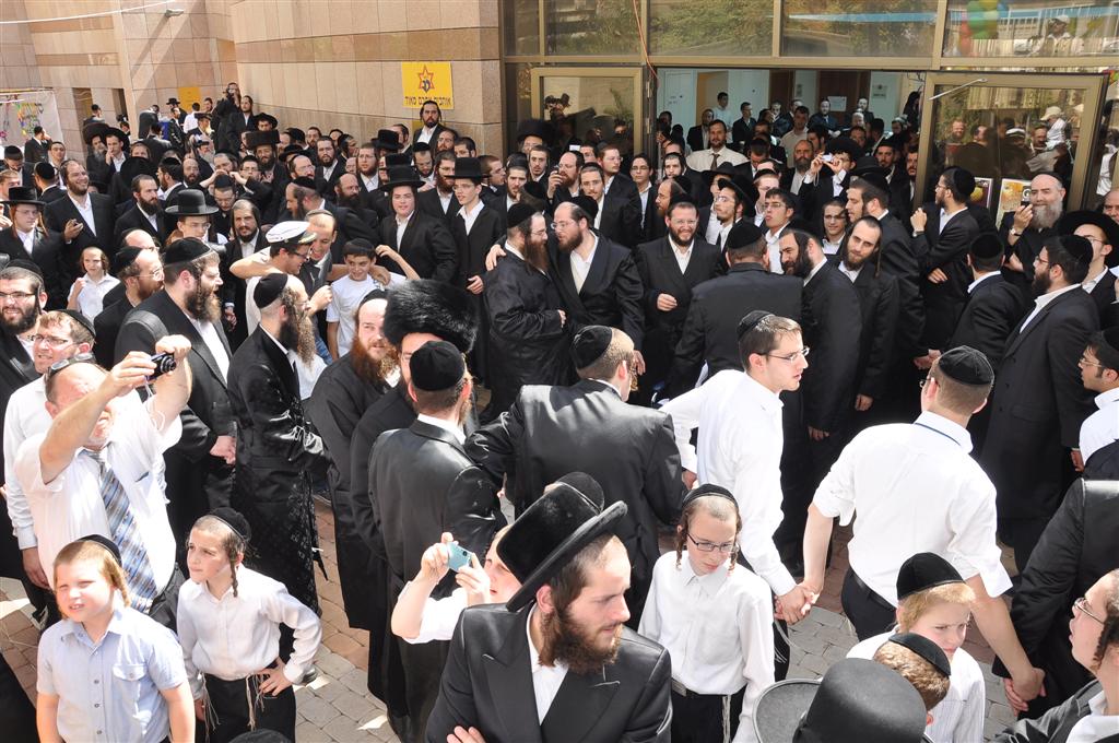 רק אצל החרדים: 1,000 איש משמחים חולה אחד