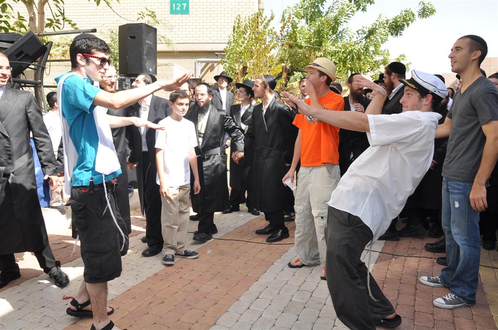 רק אצל החרדים: 1,000 איש משמחים חולה אחד