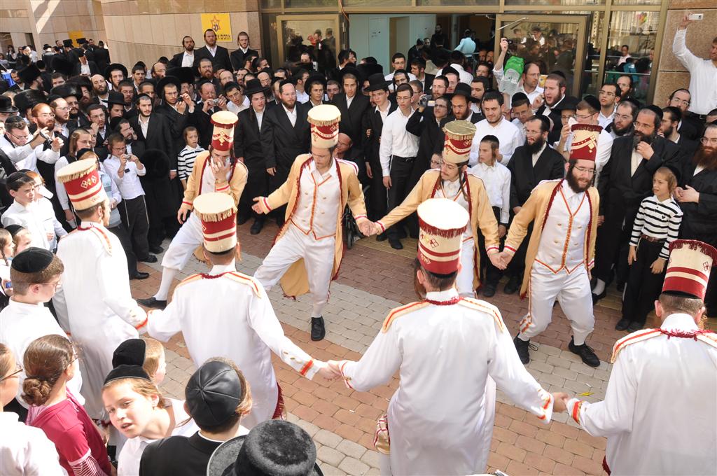 רק אצל החרדים: 1,000 איש משמחים חולה אחד