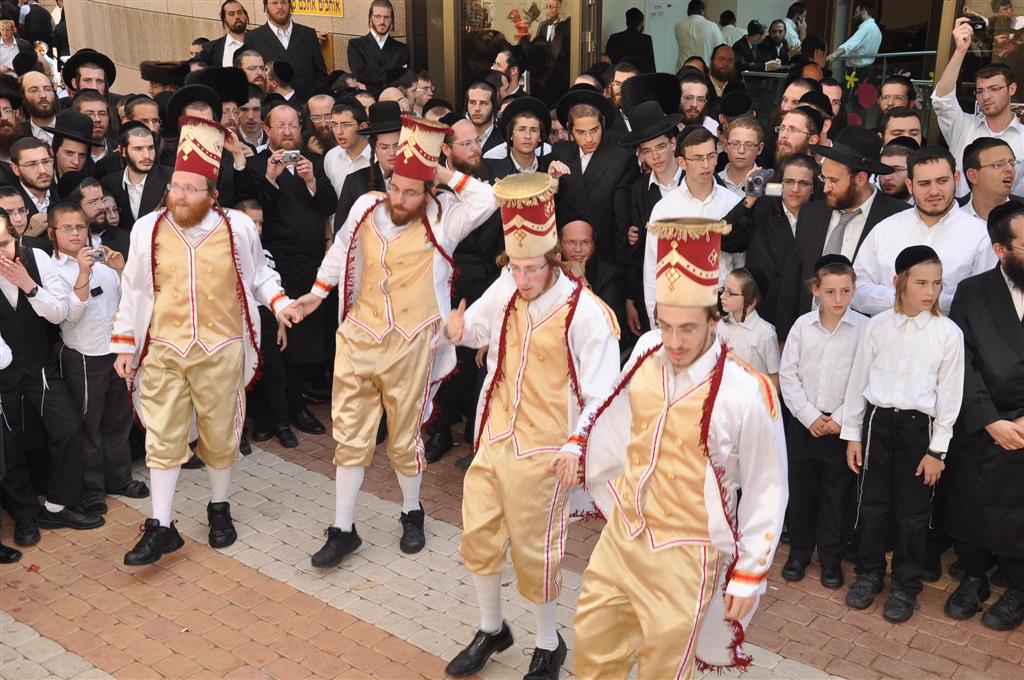 רק אצל החרדים: 1,000 איש משמחים חולה אחד