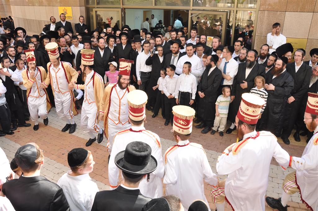 רק אצל החרדים: 1,000 איש משמחים חולה אחד