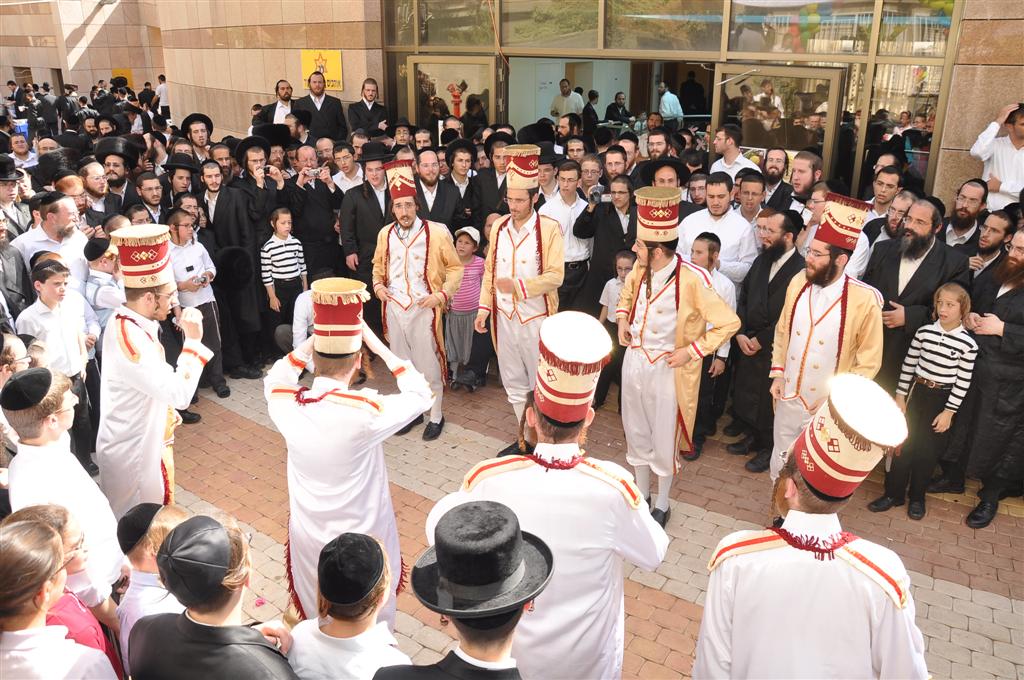 רק אצל החרדים: 1,000 איש משמחים חולה אחד