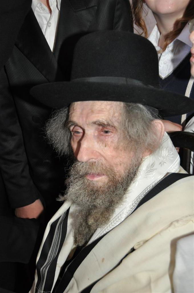 תיעוד בלעדי: הגראי"ל סנדק, בסוכה