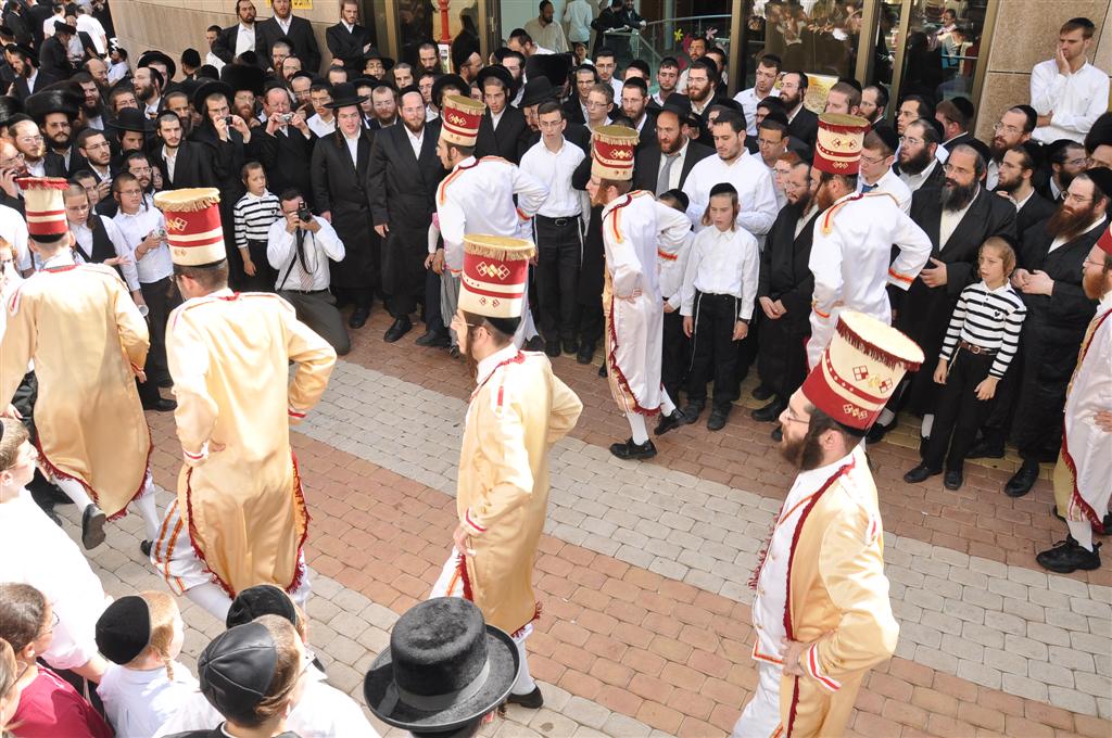 רק אצל החרדים: 1,000 איש משמחים חולה אחד