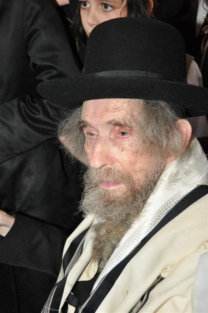 תיעוד בלעדי: הגראי"ל סנדק, בסוכה