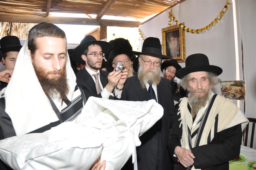 תיעוד בלעדי: הגראי"ל סנדק, בסוכה