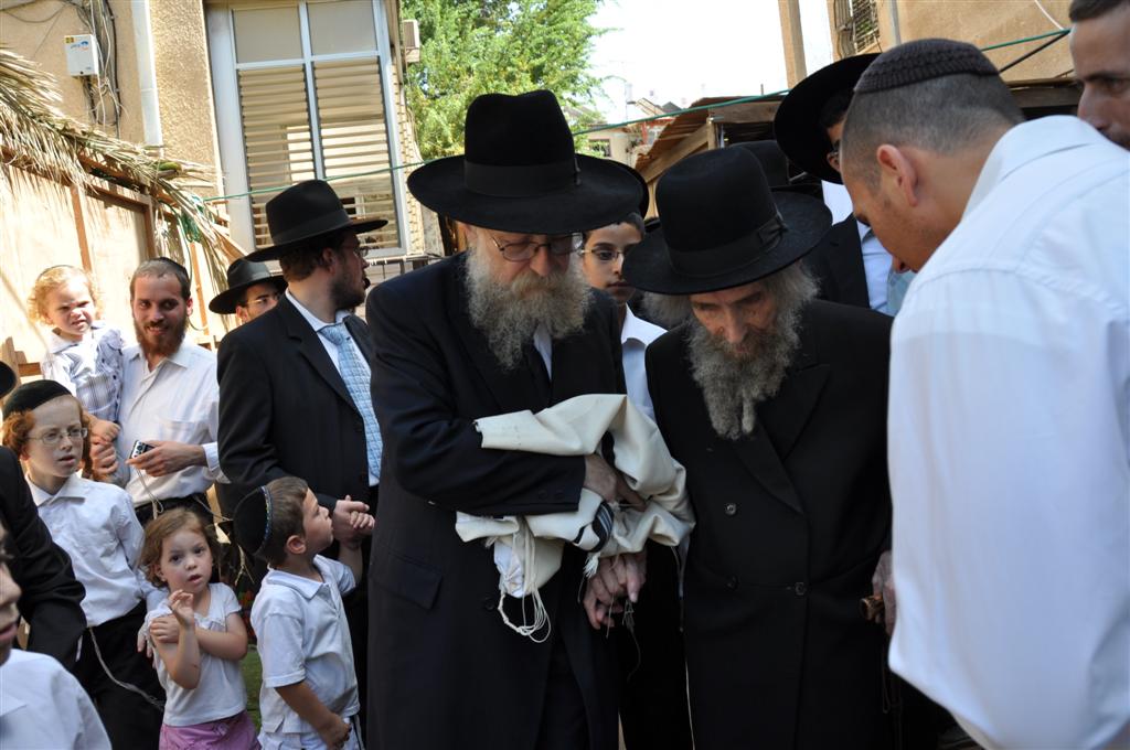 תיעוד בלעדי: הגראי"ל סנדק, בסוכה