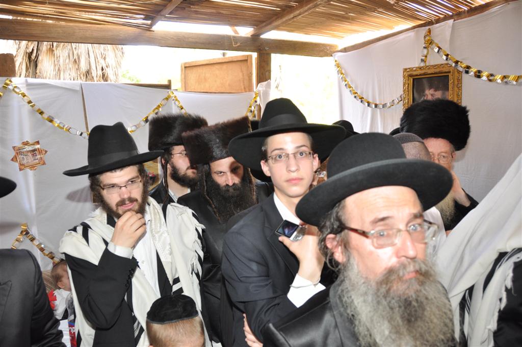 תיעוד בלעדי: הגראי"ל סנדק, בסוכה