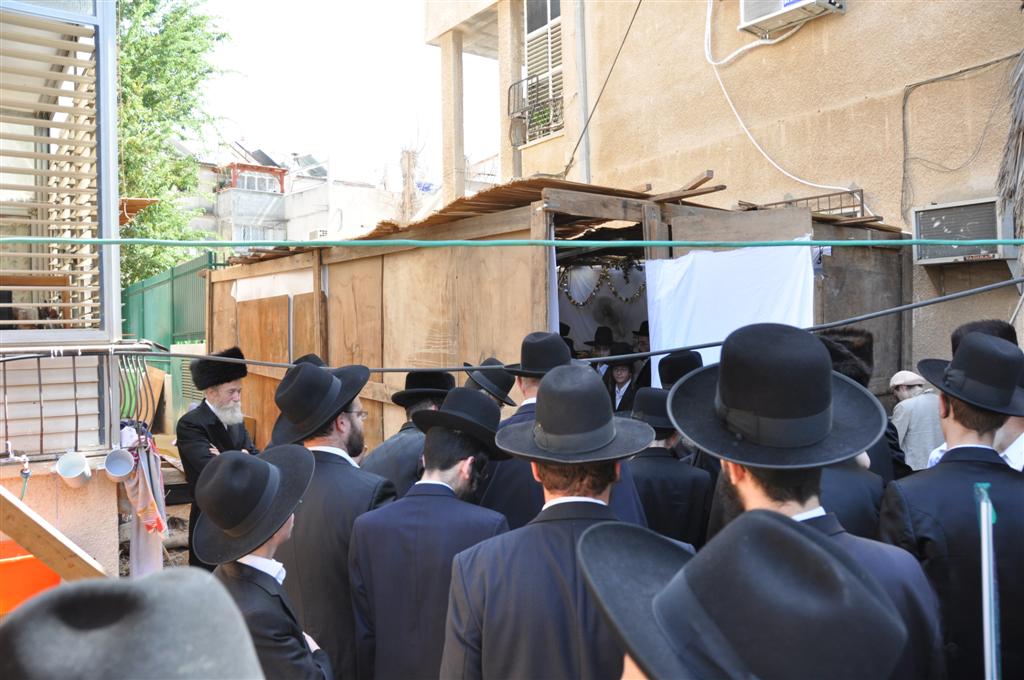 תיעוד בלעדי: הגראי"ל סנדק, בסוכה