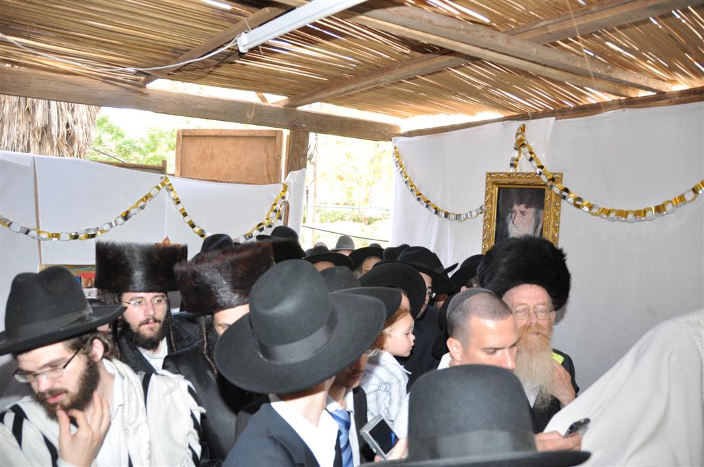 תיעוד בלעדי: הגראי"ל סנדק, בסוכה