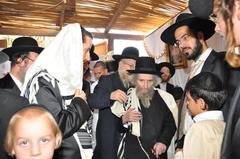 תיעוד בלעדי: הגראי"ל סנדק, בסוכה