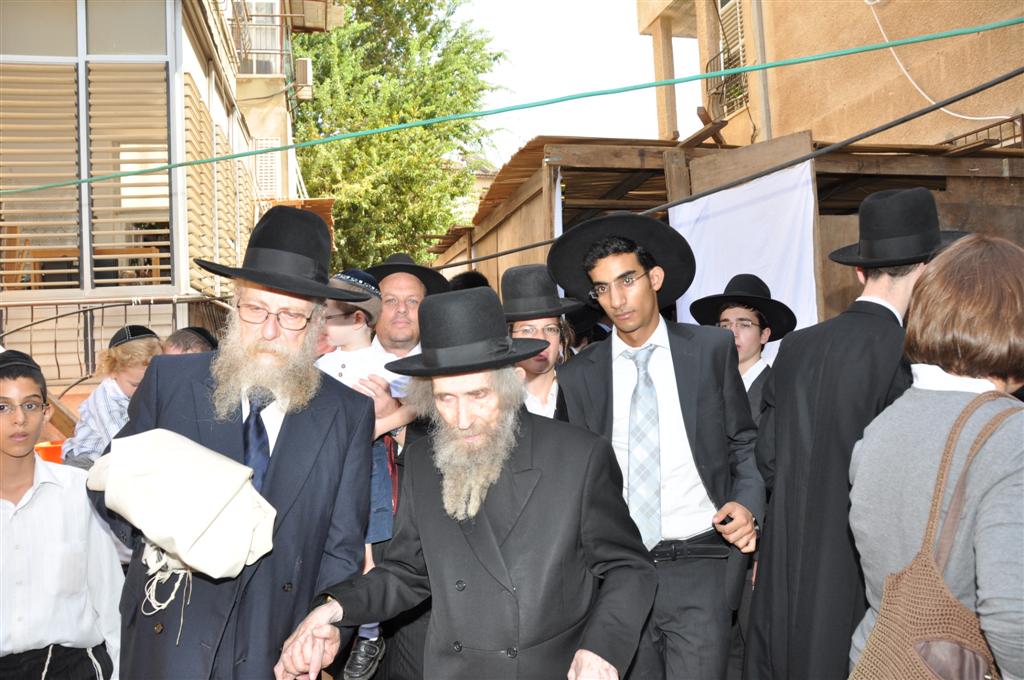 תיעוד בלעדי: הגראי"ל סנדק, בסוכה