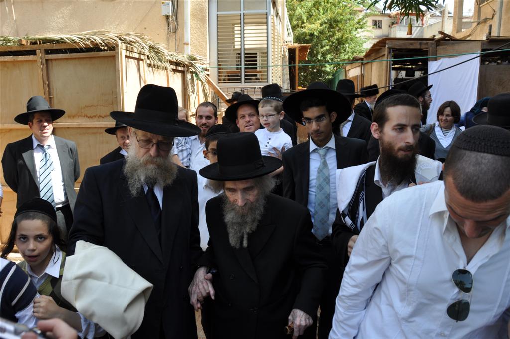 תיעוד בלעדי: הגראי"ל סנדק, בסוכה