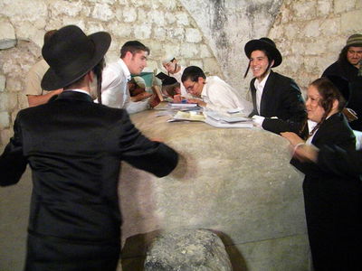 תיעוד לילי: תפילה בקבר יוסף המשופץ