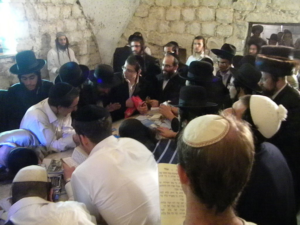 תיעוד לילי: תפילה בקבר יוסף המשופץ