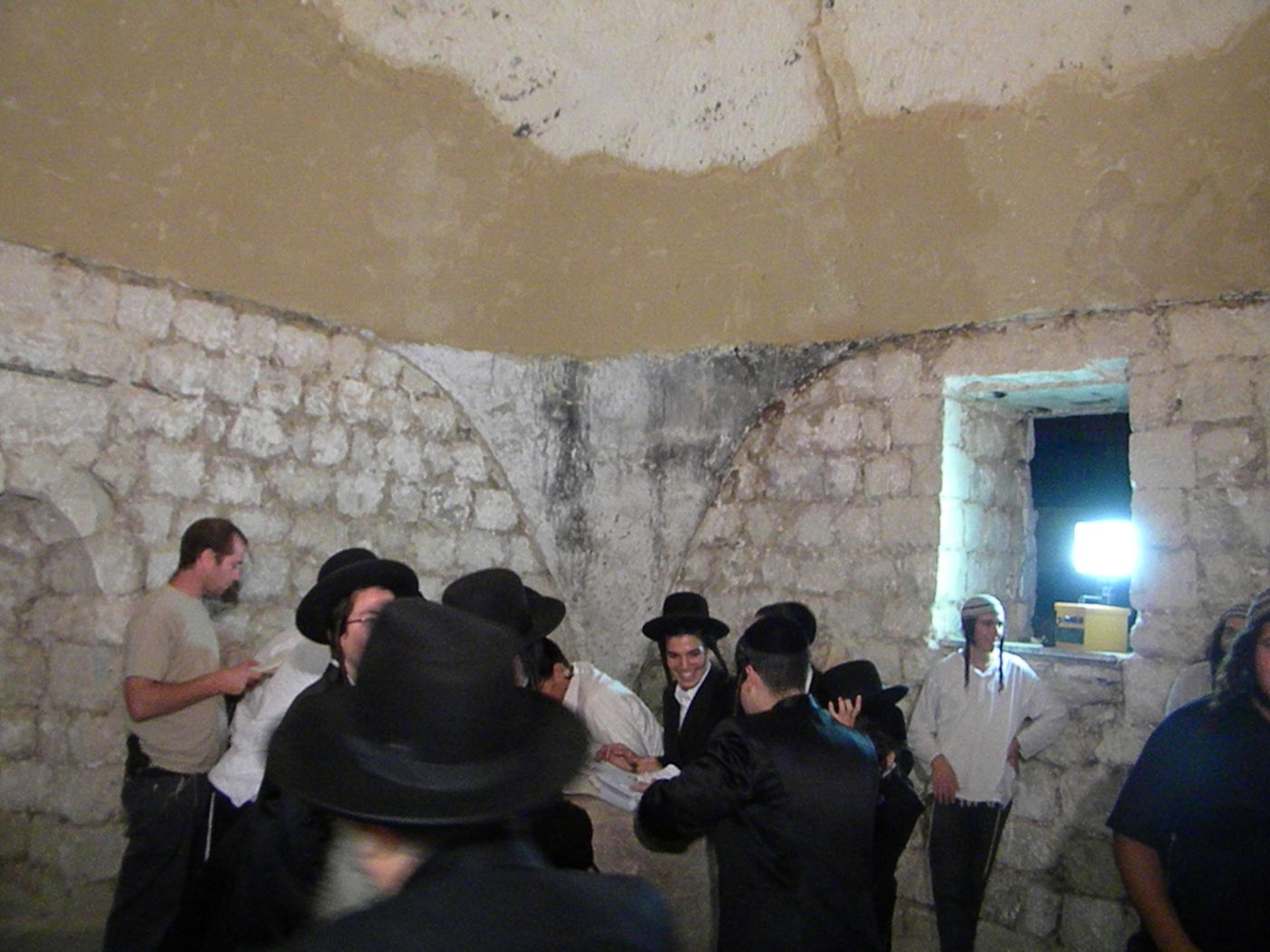 תיעוד לילי: תפילה בקבר יוסף המשופץ