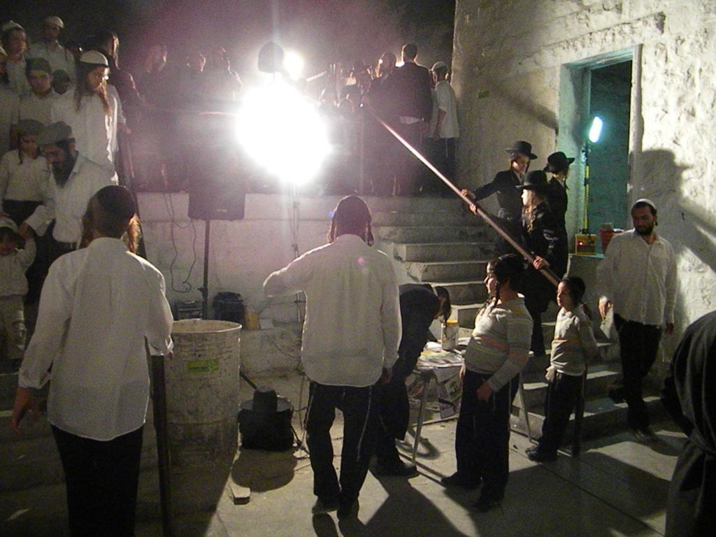 תיעוד לילי: תפילה בקבר יוסף המשופץ