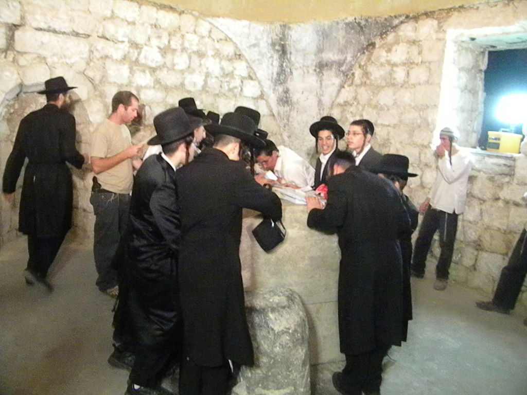 תיעוד לילי: תפילה בקבר יוסף המשופץ