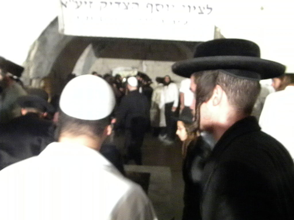 תיעוד לילי: תפילה בקבר יוסף המשופץ