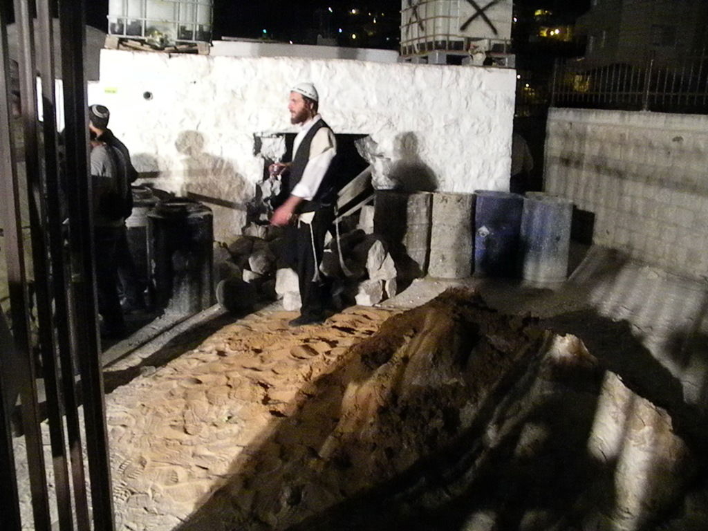 תיעוד לילי: תפילה בקבר יוסף המשופץ