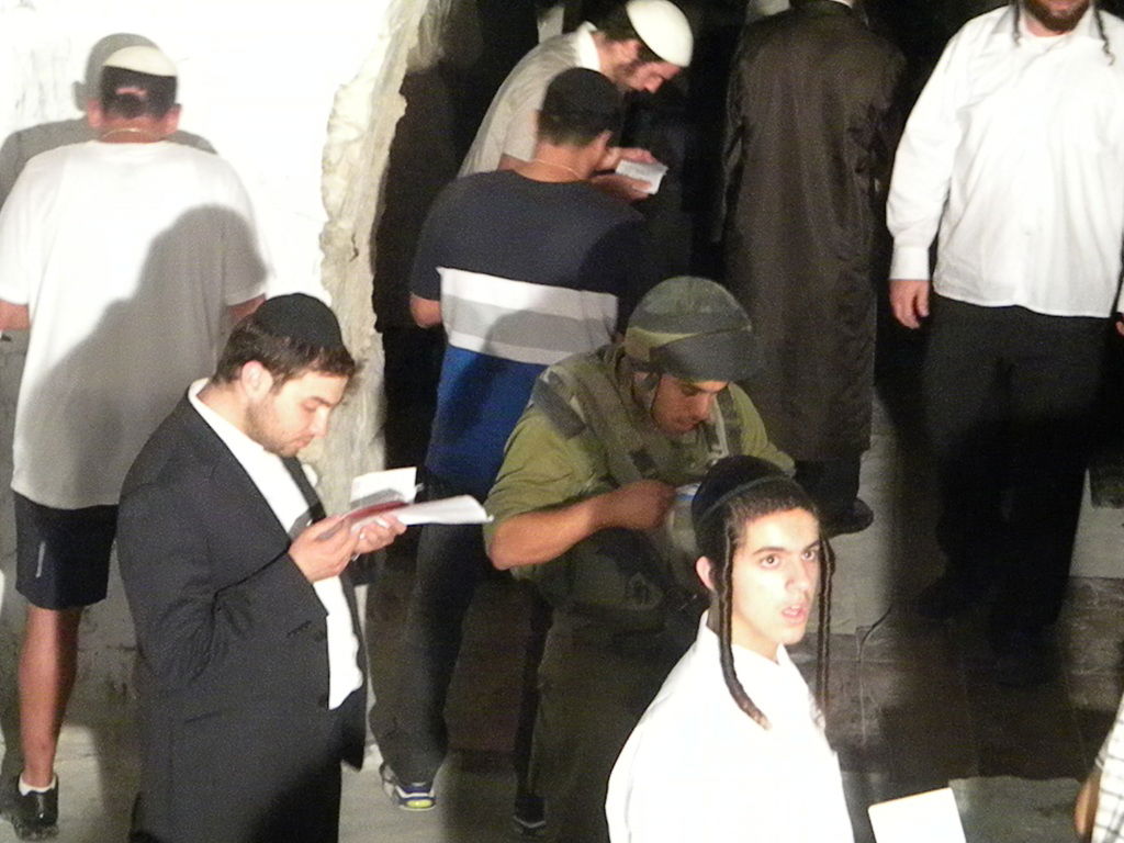 תיעוד לילי: תפילה בקבר יוסף המשופץ