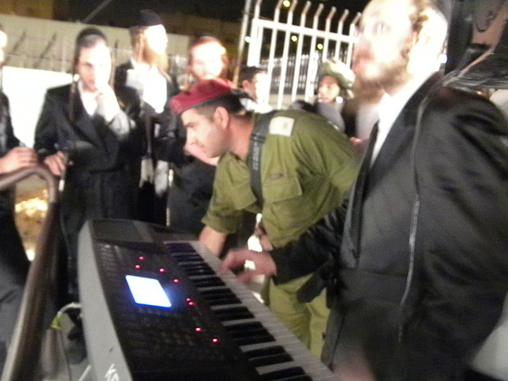 תיעוד לילי: תפילה בקבר יוסף המשופץ