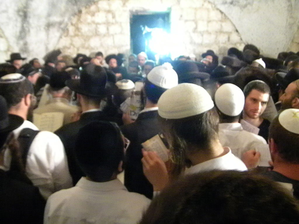 תיעוד לילי: תפילה בקבר יוסף המשופץ